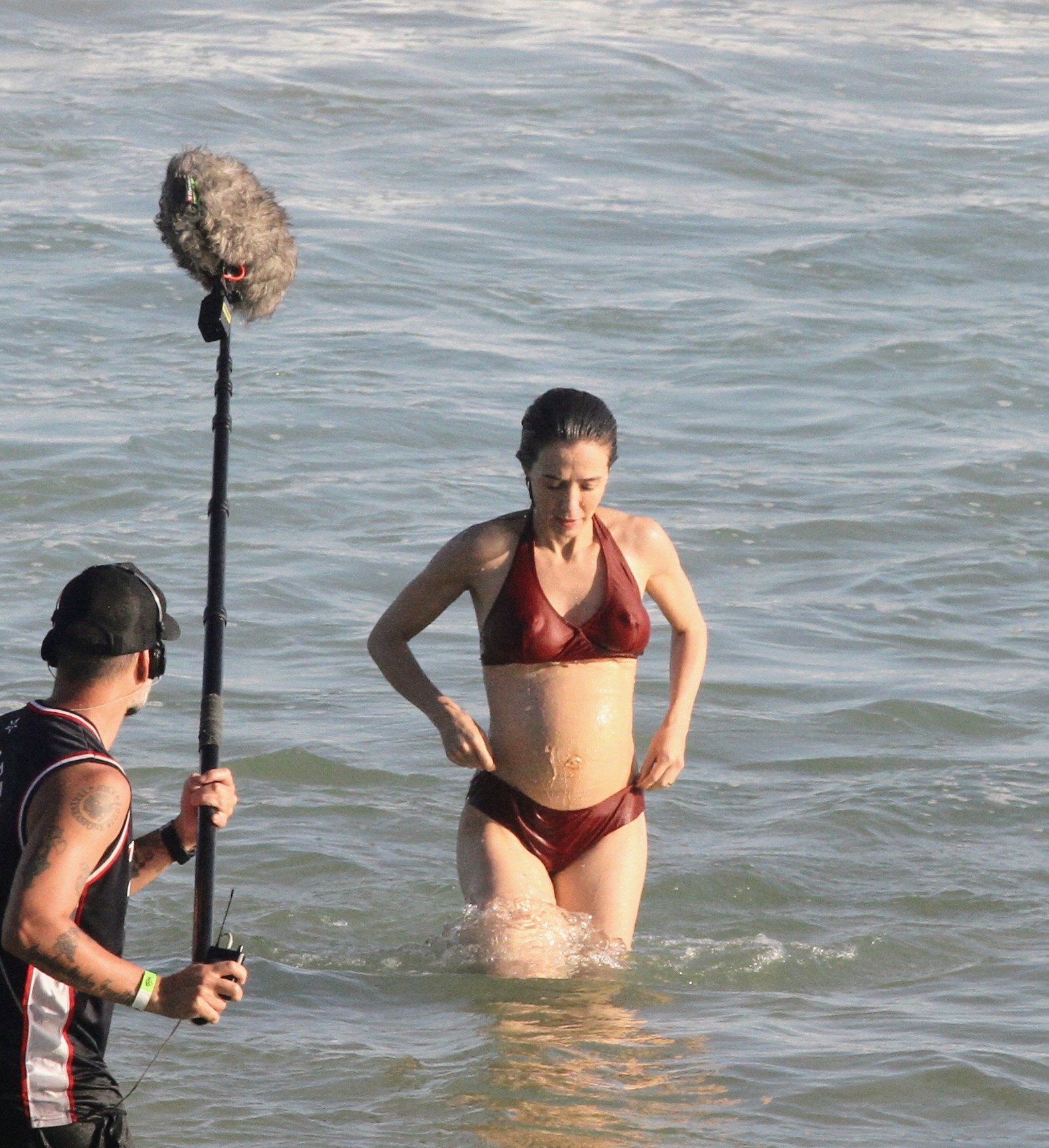 Marjorie Estiano em gravação na praia