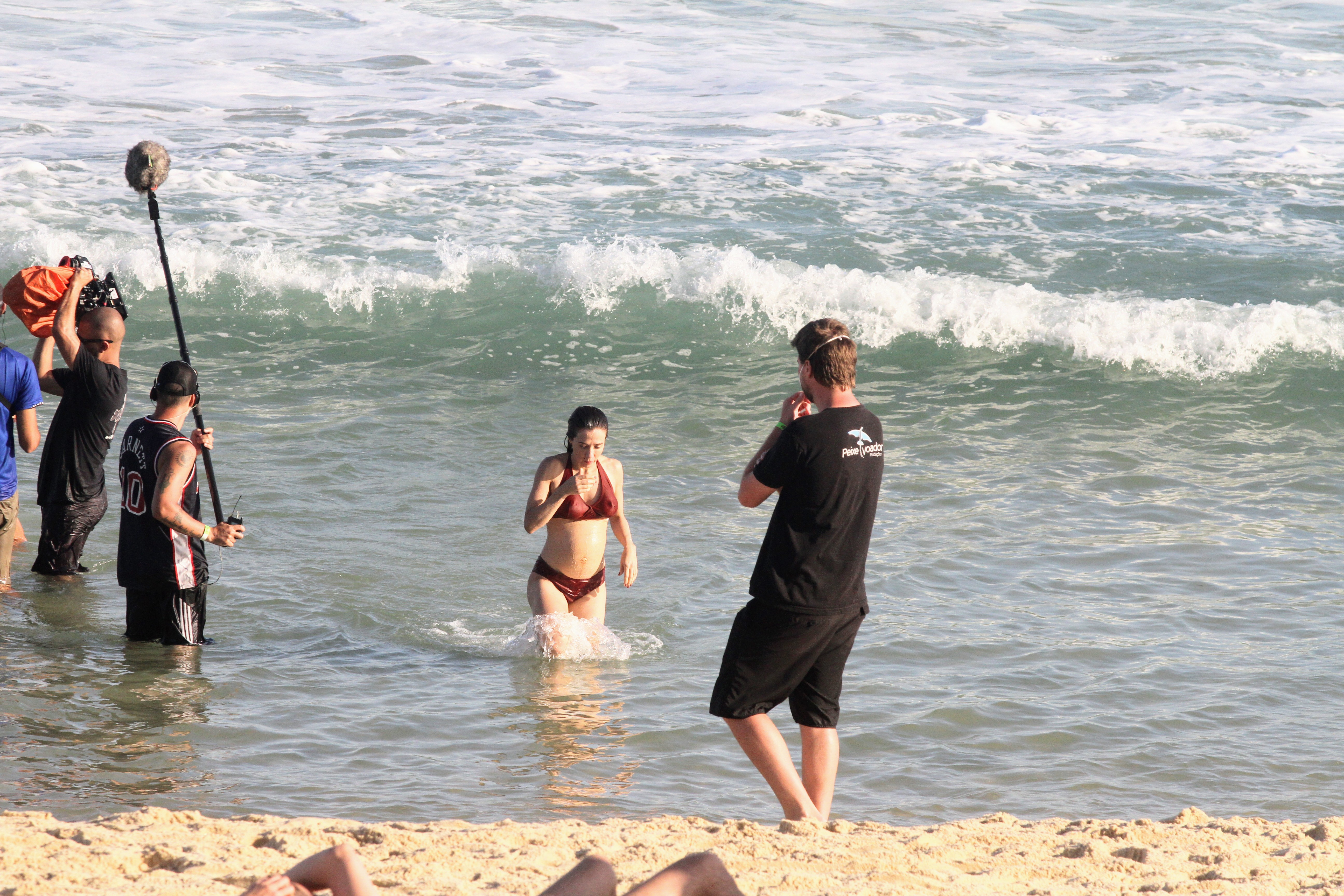 Marjorie Estiano em gravação na praia