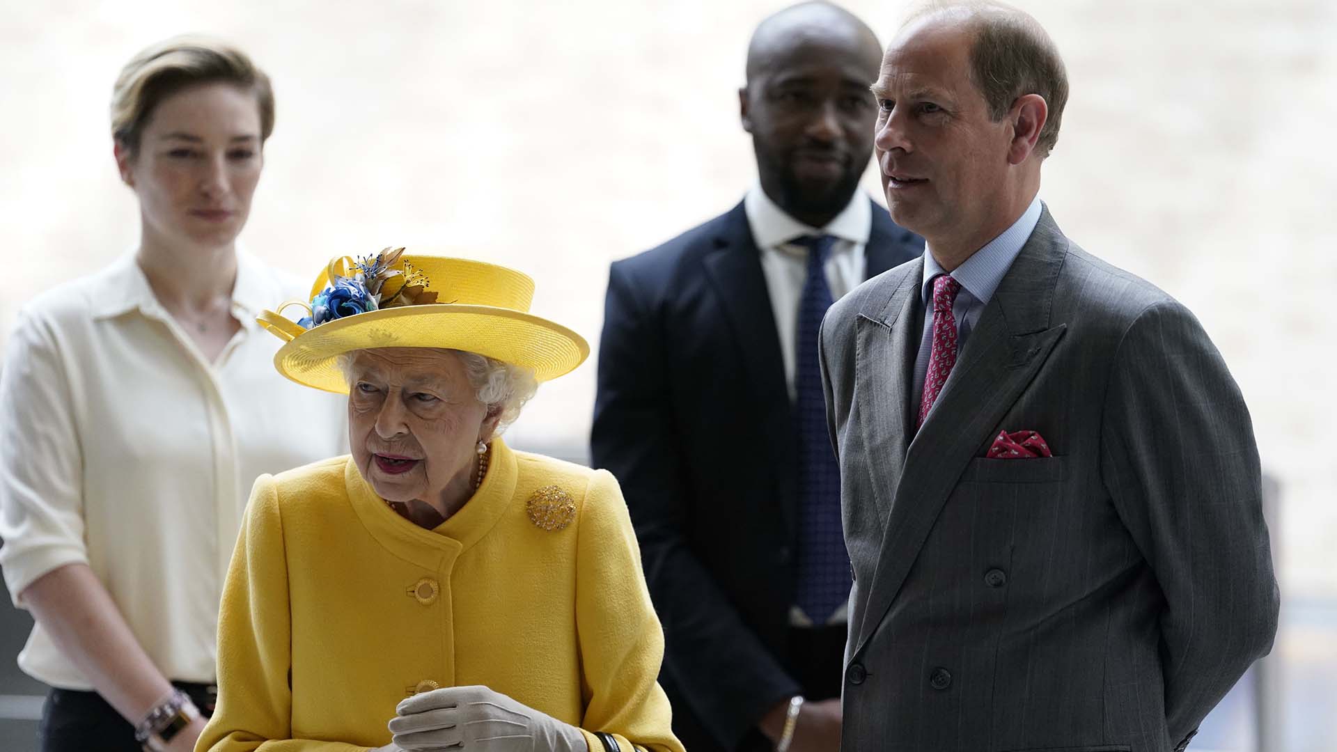 Rainha Elizabeth II faz rara aparição no metrô de Londres