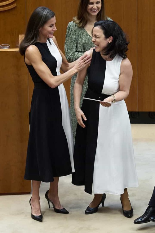 A Rainha Letizia da Espanha usou o mesmo look que uma convidada em um evento - Foto: Getty Images