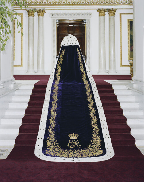 O Robe de Estado da Rainha Elizabeth II é feito de veludo roxo - Foto Royal Collection Trust