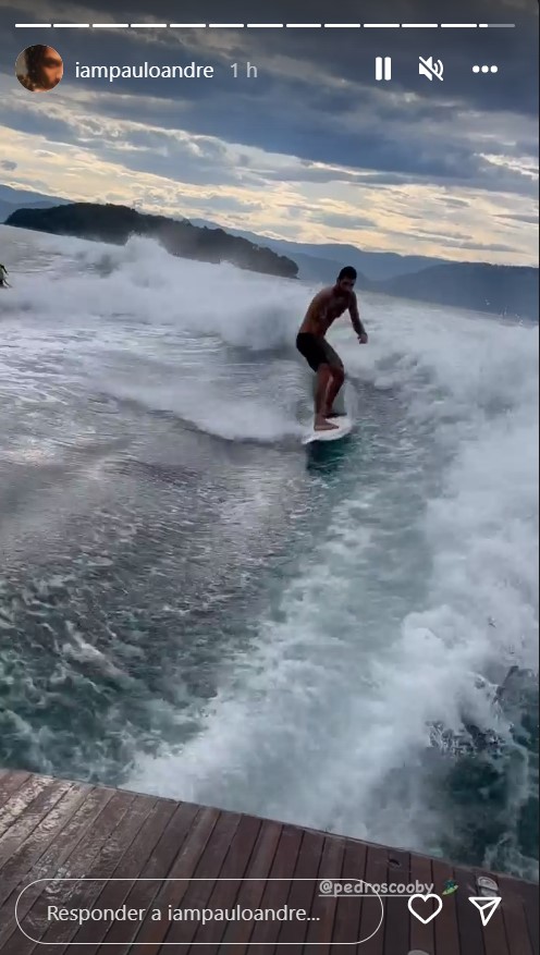 Pedro Scooby e Paulo André curtem passeio de barco juntos