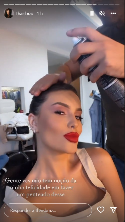 Thais Braz mostrou toda sua felicidade ao fazer um penteado com a testa a mostra após cirurgia 