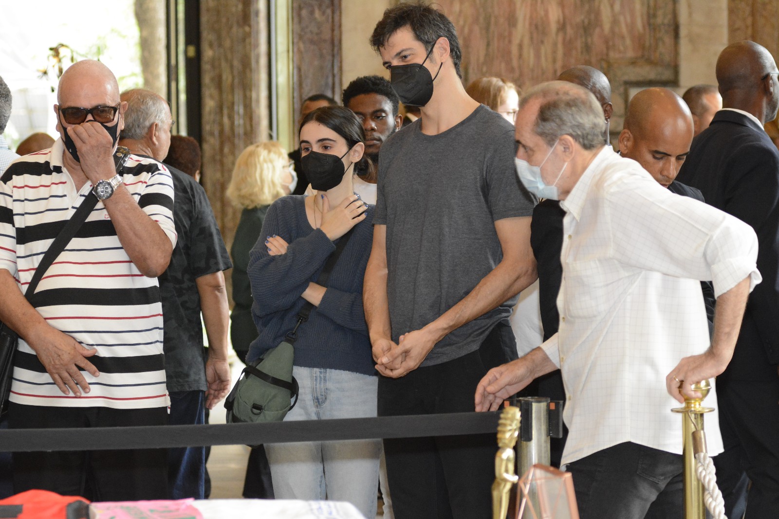 Valentina Herszage e Mateus Solano no velório de Milton Gonçalves