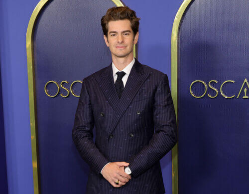 O candidato à Melhor Ator, Andrew Garfield estava elegante no almoço dos indicados ao Oscar 