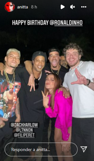 Anitta curte noite com Ronaldinho Gaúcho e rappers