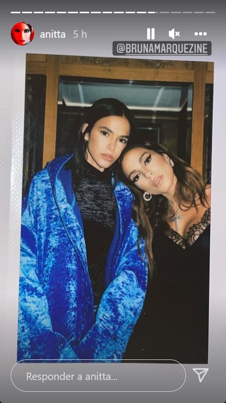 Anitta posou ao lado de Bruna Marquezine esbanjando estilo 