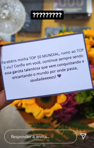 Anitta ganha flores de admirador