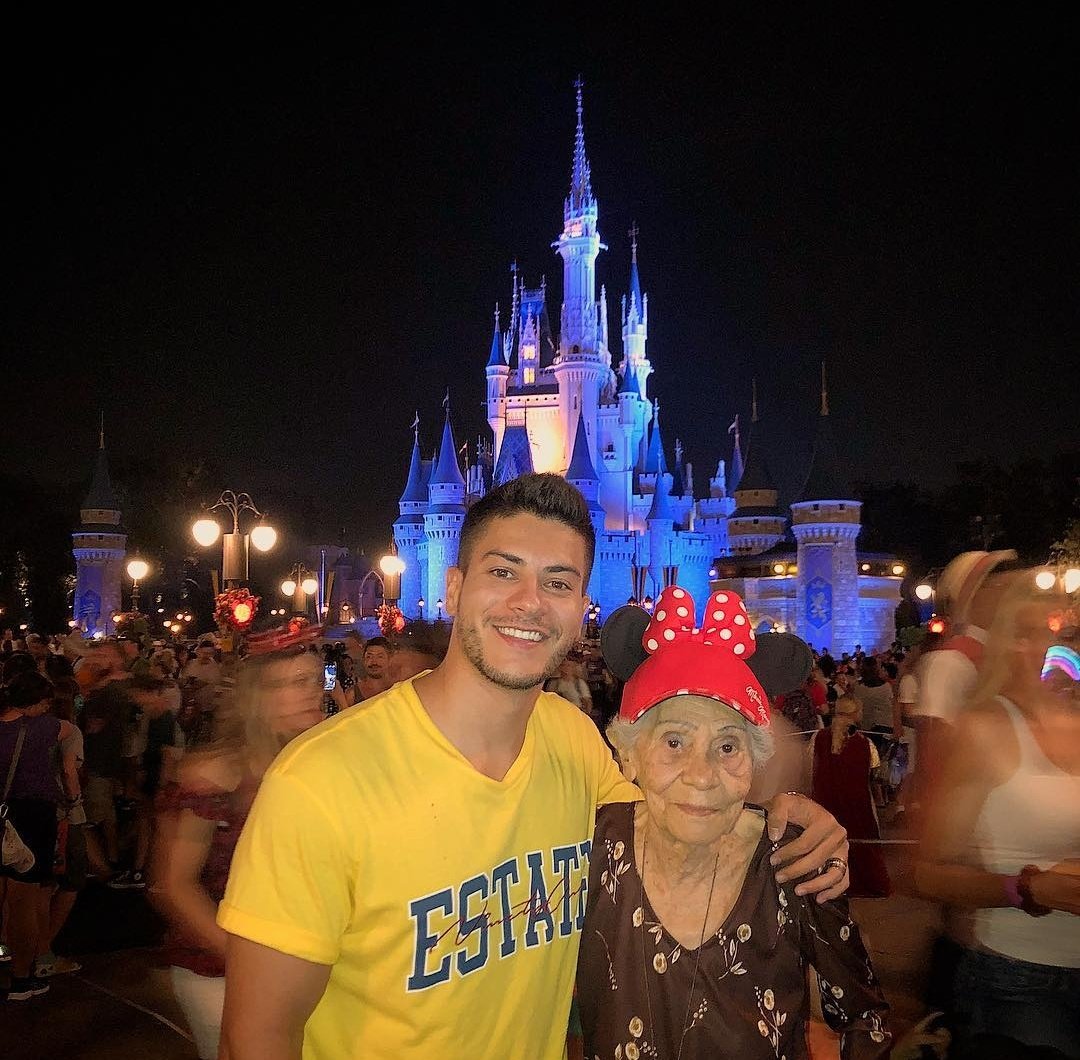 Arthur Aguiar na Disney com tia-avó