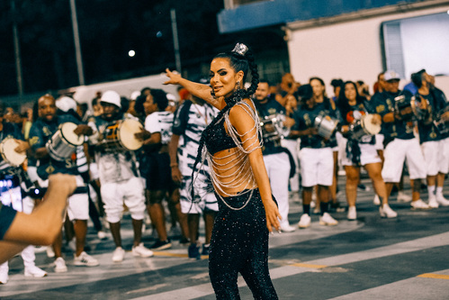 Usando um macacão feito só para a ocasião, Carla Prata mostrou ter samba no pé com esse look all-black