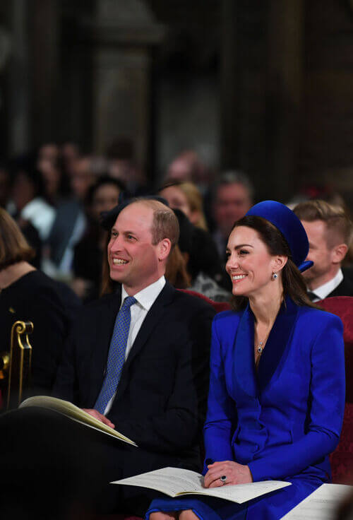 Os pais de George, Charlotte e Louis se encontraram com Príncipe Charles e sua esposa Camilla na Abadia de Westminister