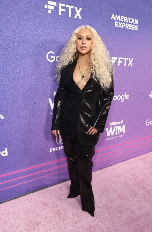 Cristina Aguilera apostou em um terno preto brilhante para seu look no tapete vermelho