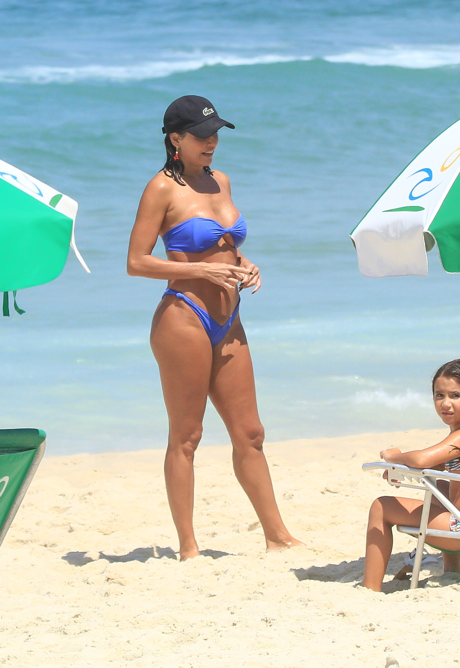 Deborah Secco na praia