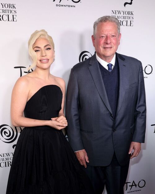 Lady Gaga posou ao lado de ex vice-presidente americano Al Gore