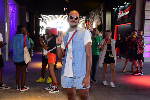 João Luiz apostou no estilo com um look jeans e branco