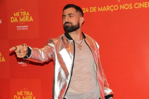 O ex-BBB Kaysar chegou no evento com um look brilhante