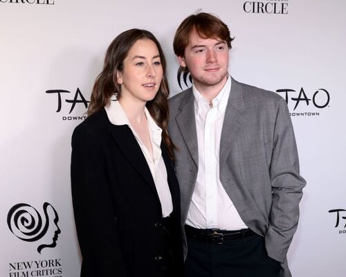 As estrelas do filme Licorice Pizza, Alana Haim e Cooper Hoffman, marcaram presença na premiação