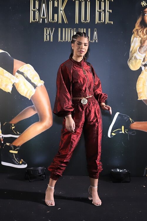 Maria esbanjou estilo com seu look todo vermelho