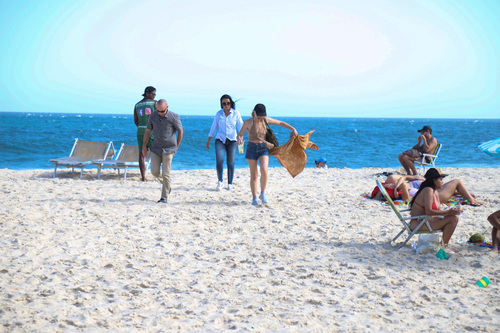 A esposa de Hunter Biden usava um top bege na praia