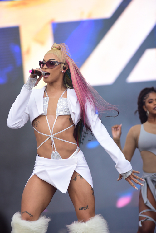 Depois de atraso por conta de chuva, Pabllo Vittar subiu no palco do Lollapalooza