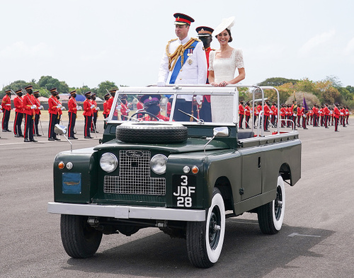 Após quase 70 anos, o neto da Rainha Elizabeth e sua esposa posaram para um clique similar à cena de 1953