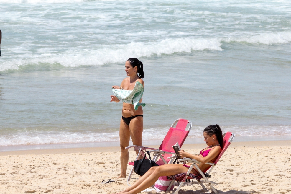 Ana Luiza Guimarães curte dia na praia