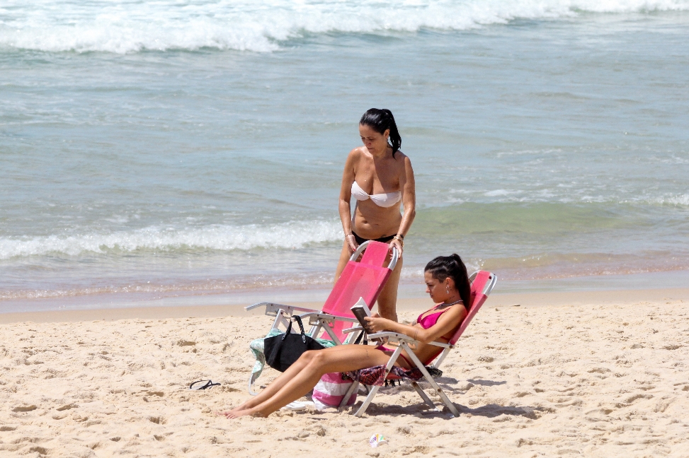 Ana Luiza Guimarães curte dia na praia