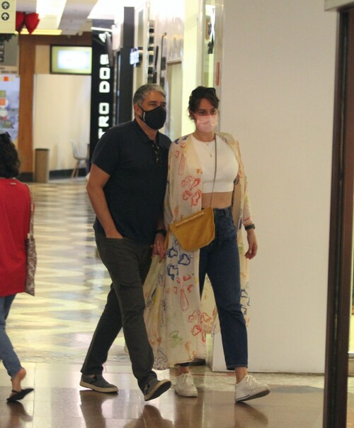 William Bonner e sua esposa Natasha Dantas foram vistos juntos almoçando em um shopping na zona sul do Rio de Janeiro. 