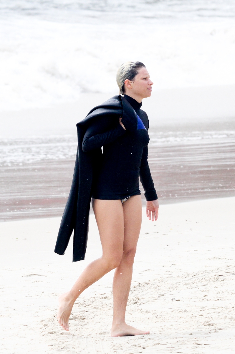 Bruna Linzmeyer curte o dia em uma praia no Rio de Janeiro