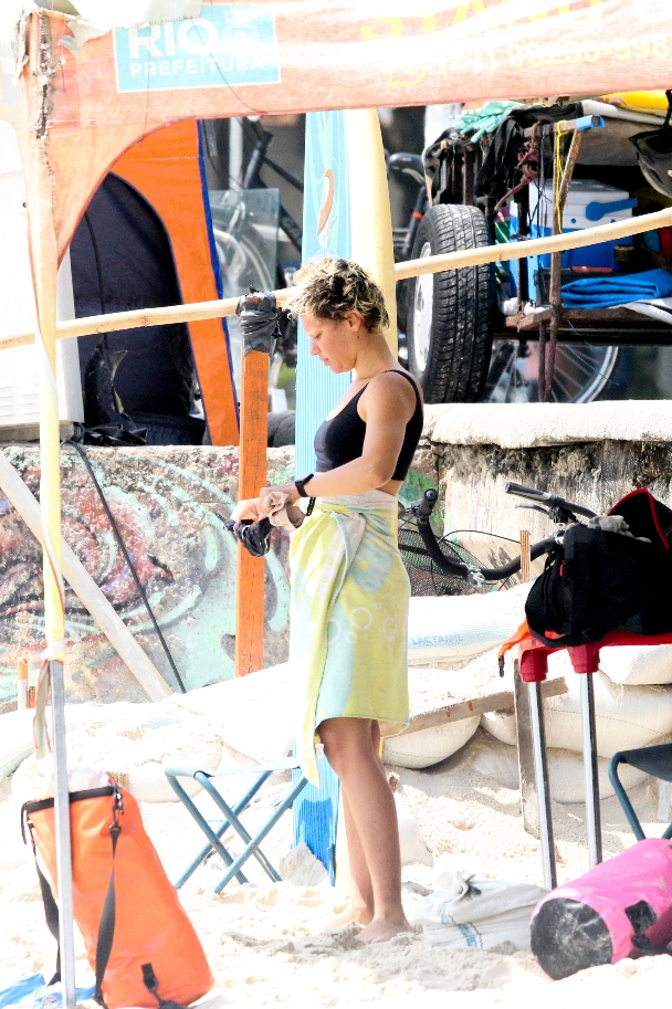 Bruna Linzmeyer curte o dia em uma praia no Rio de Janeiro