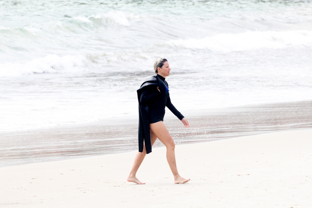 Bruna Linzmeyer curte o dia em uma praia no Rio de Janeiro