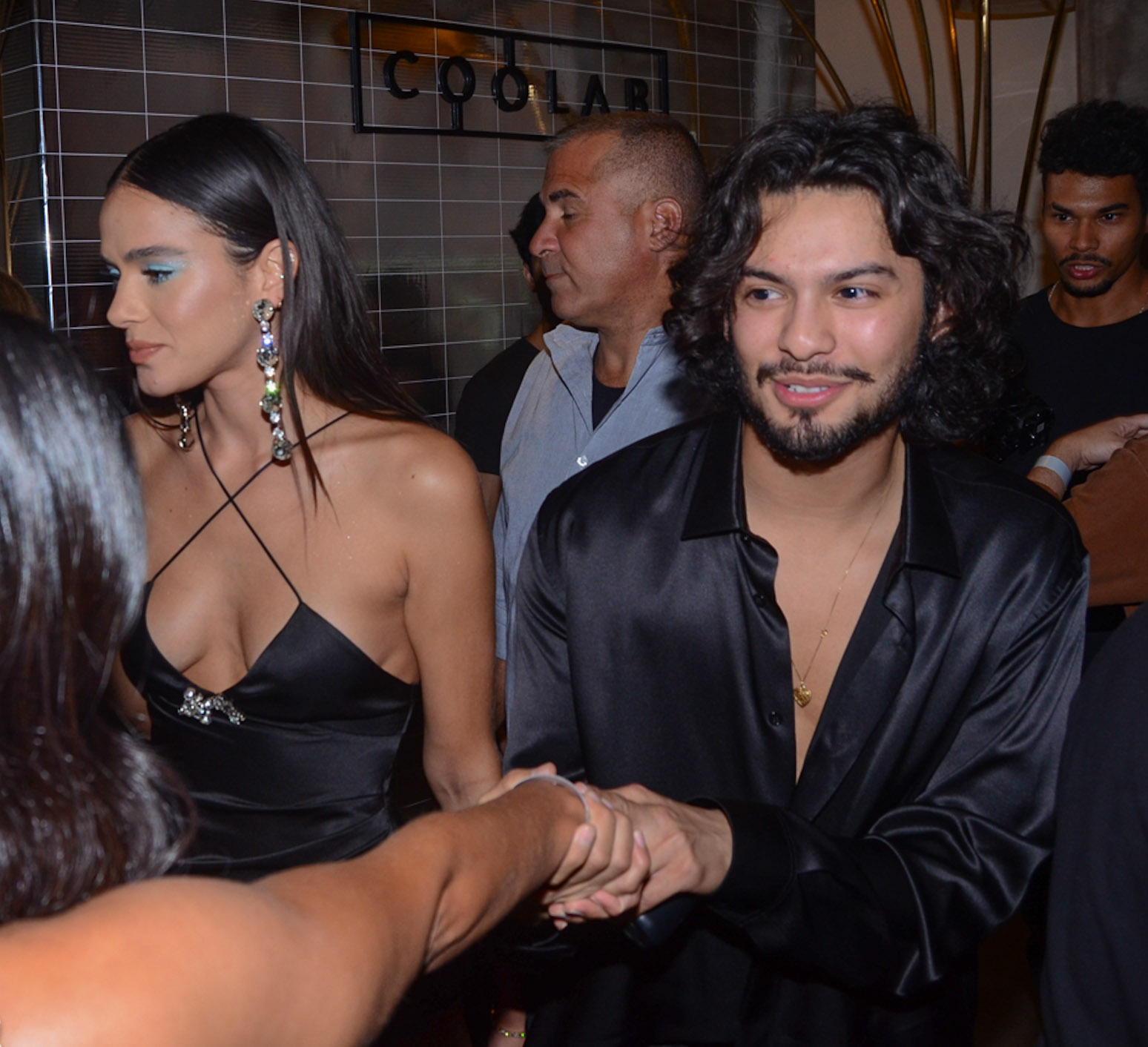 Bruna Marquezine e Xolo Maridueña curtem noitada