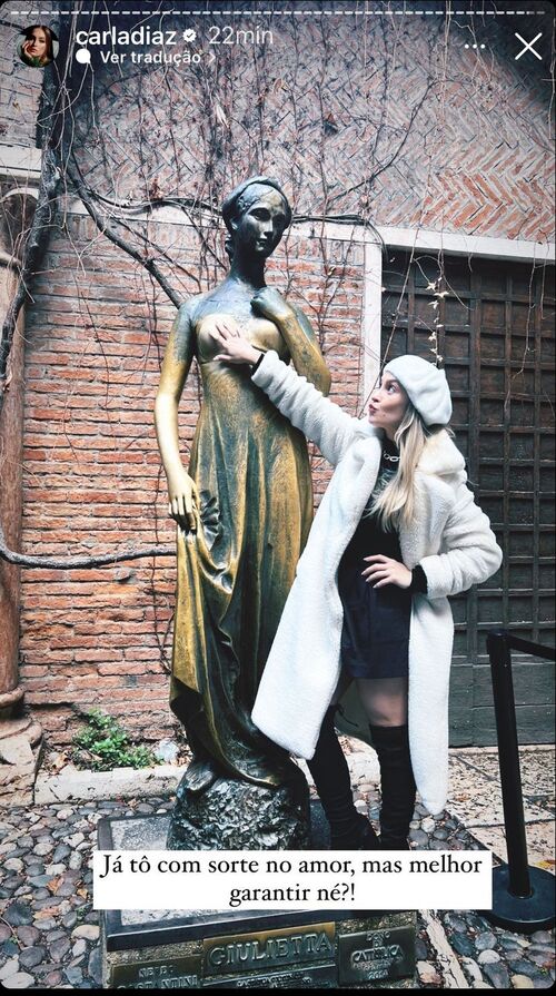 Na casa visitada pelos noivos, também fica localizada uma estátua de bronze de Julieta, e diz a lenda que se um visitante tapar o seio direito da estátua, terá sorte no casamento. 