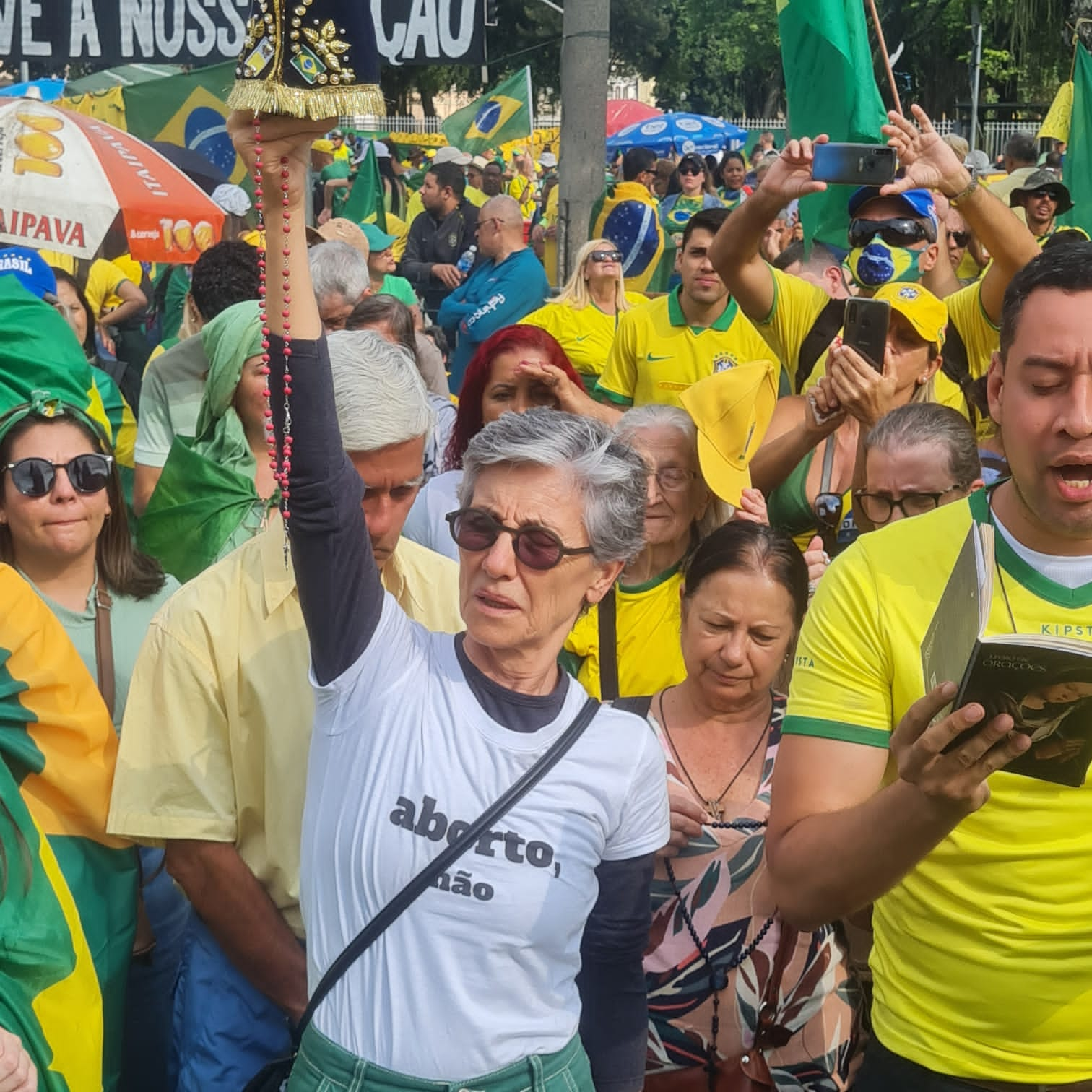 Cássia Kis em manifestação no Rio de Janeiro