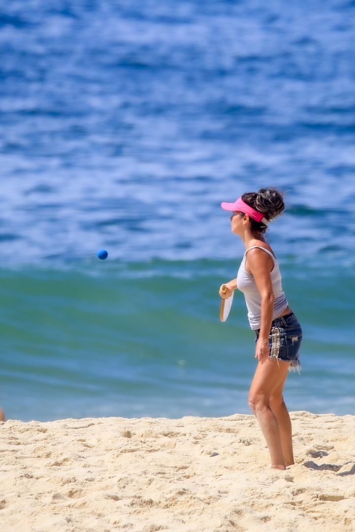 Claudia Ohana curte praia no Rio