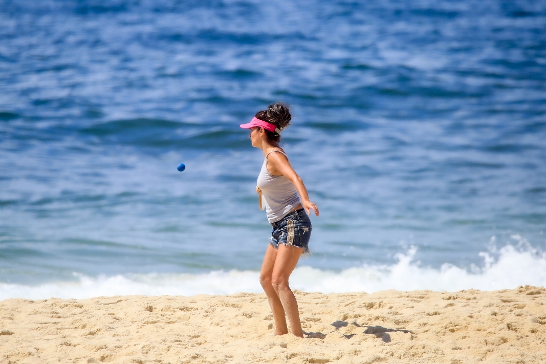 Claudia Ohana curte praia no Rio