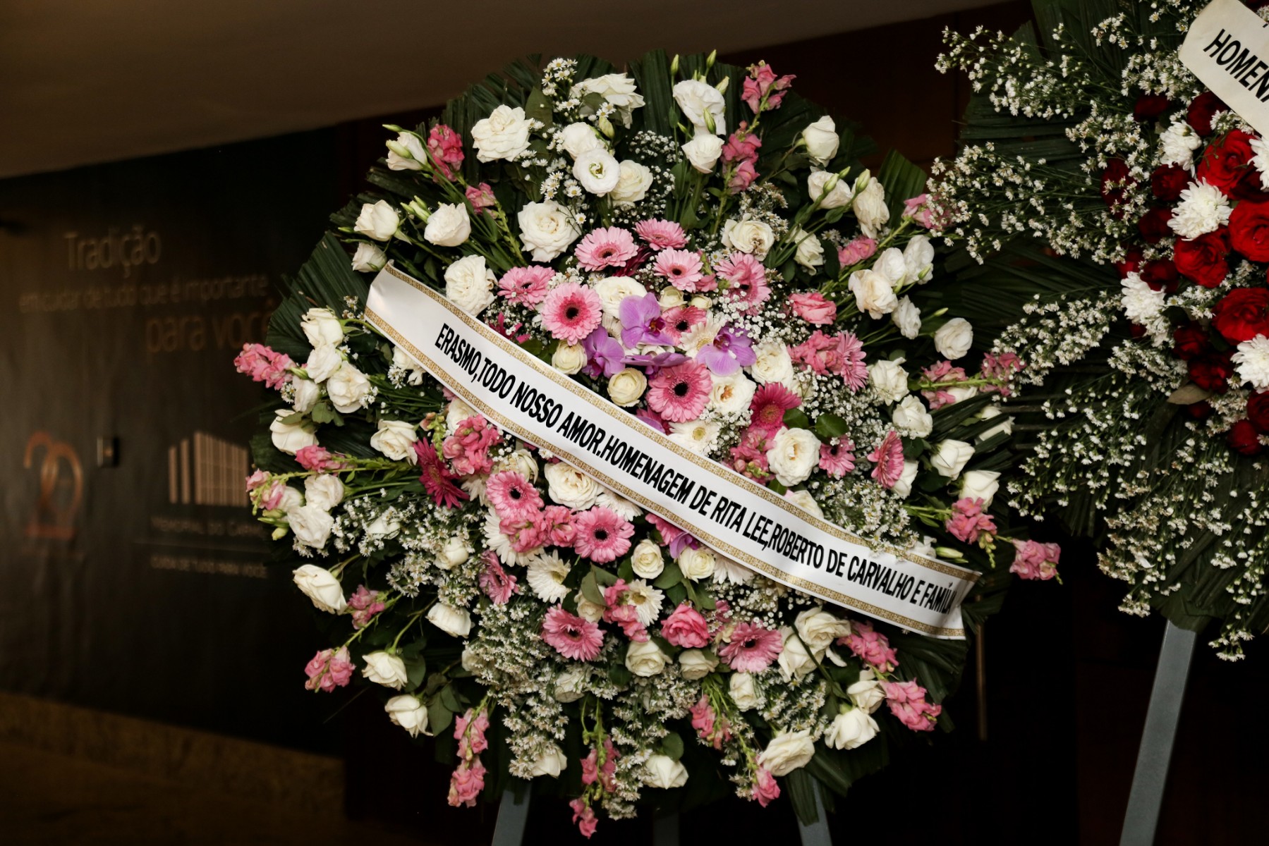 Famosos enviam coroas de flores para o velório de Erasmo Carlos