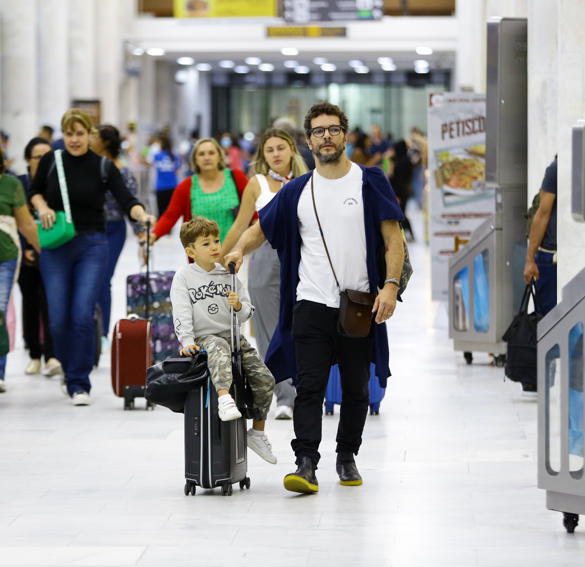 Daniel de Oliveira curte viagem com o filho