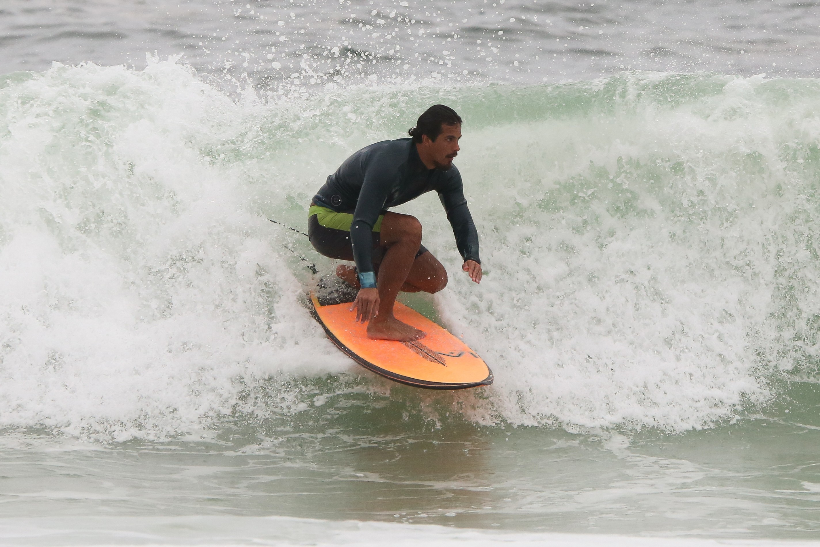 Pedro Novaes e Diogo Novaes surfando - AgNews