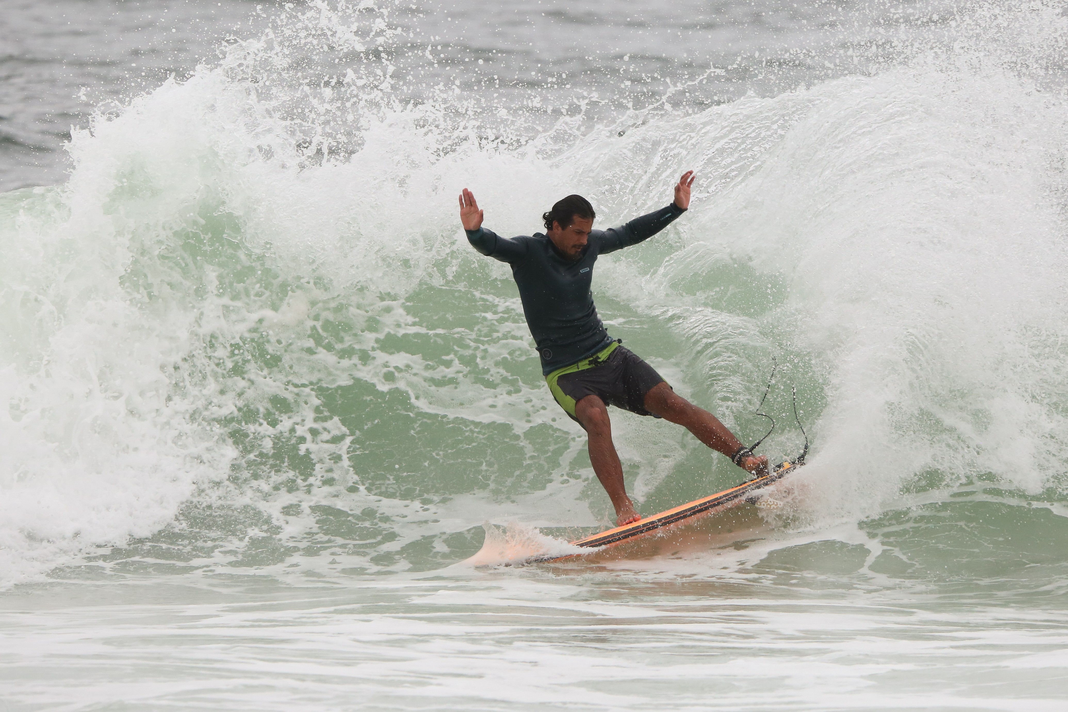 Pedro Novaes e Diogo Novaes surfando - AgNews