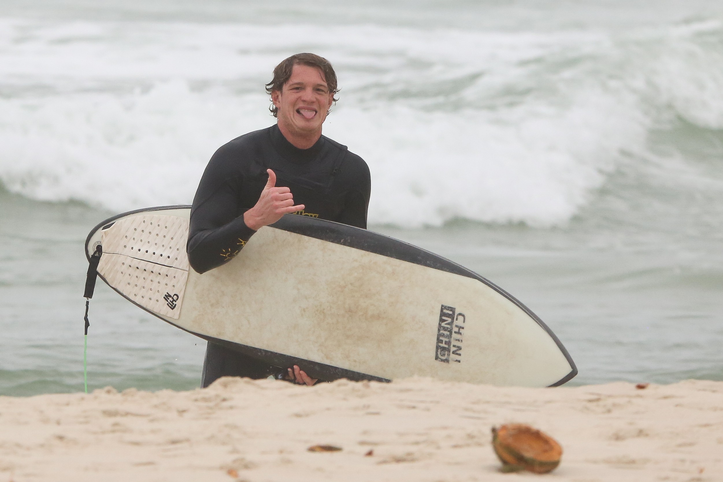 Pedro Novaes e Diogo Novaes surfando - AgNews