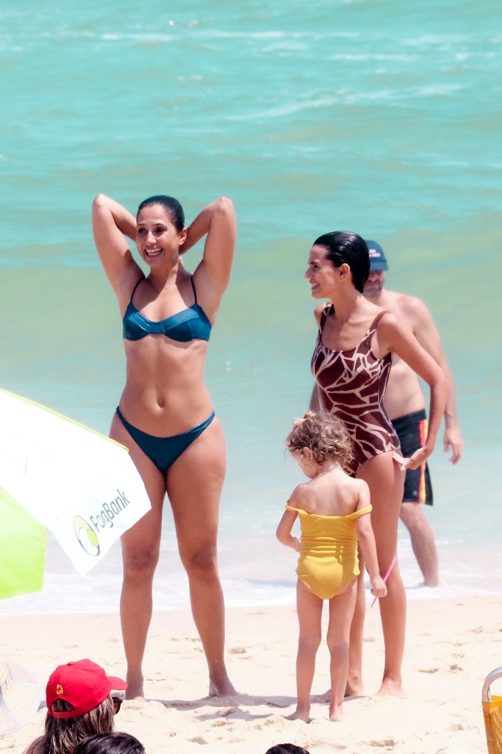 Camila Pitanga na praia de Ipanema