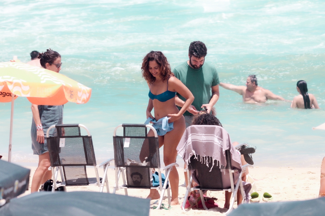 Camila Pitanga na praia de Ipanema