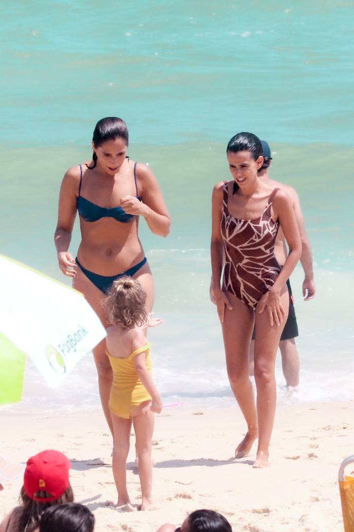 Camila Pitanga na praia de Ipanema