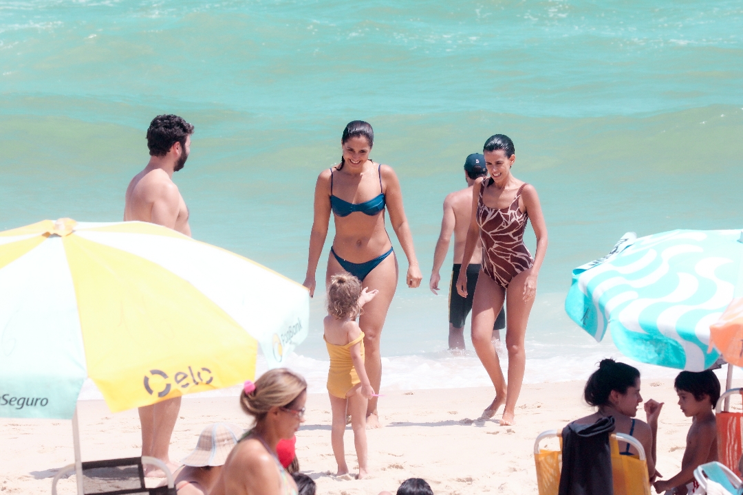 Camila Pitanga na praia de Ipanema