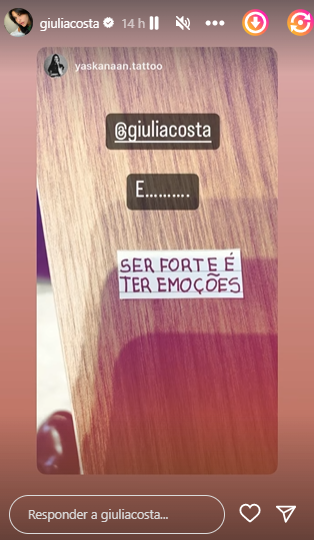 Giulia Costa faz tatuagem com a letra da irmã, Olívia