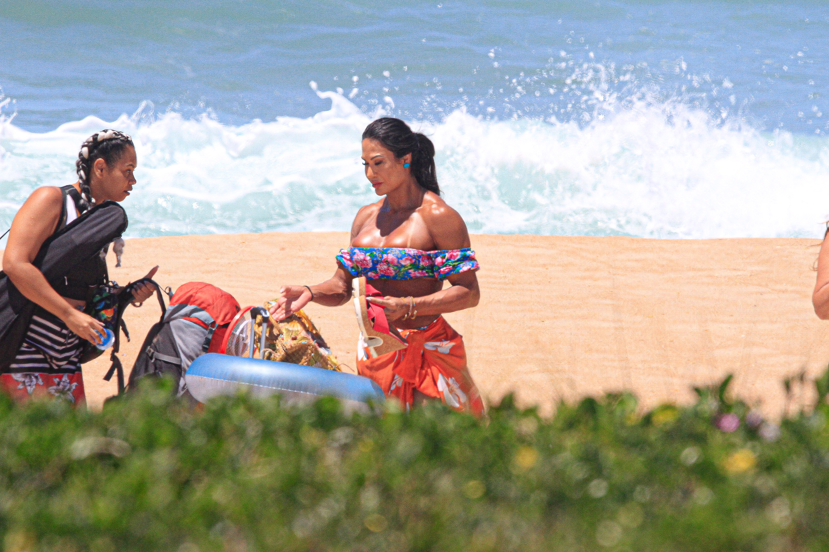 Gracyanne Barbosa grava na praia