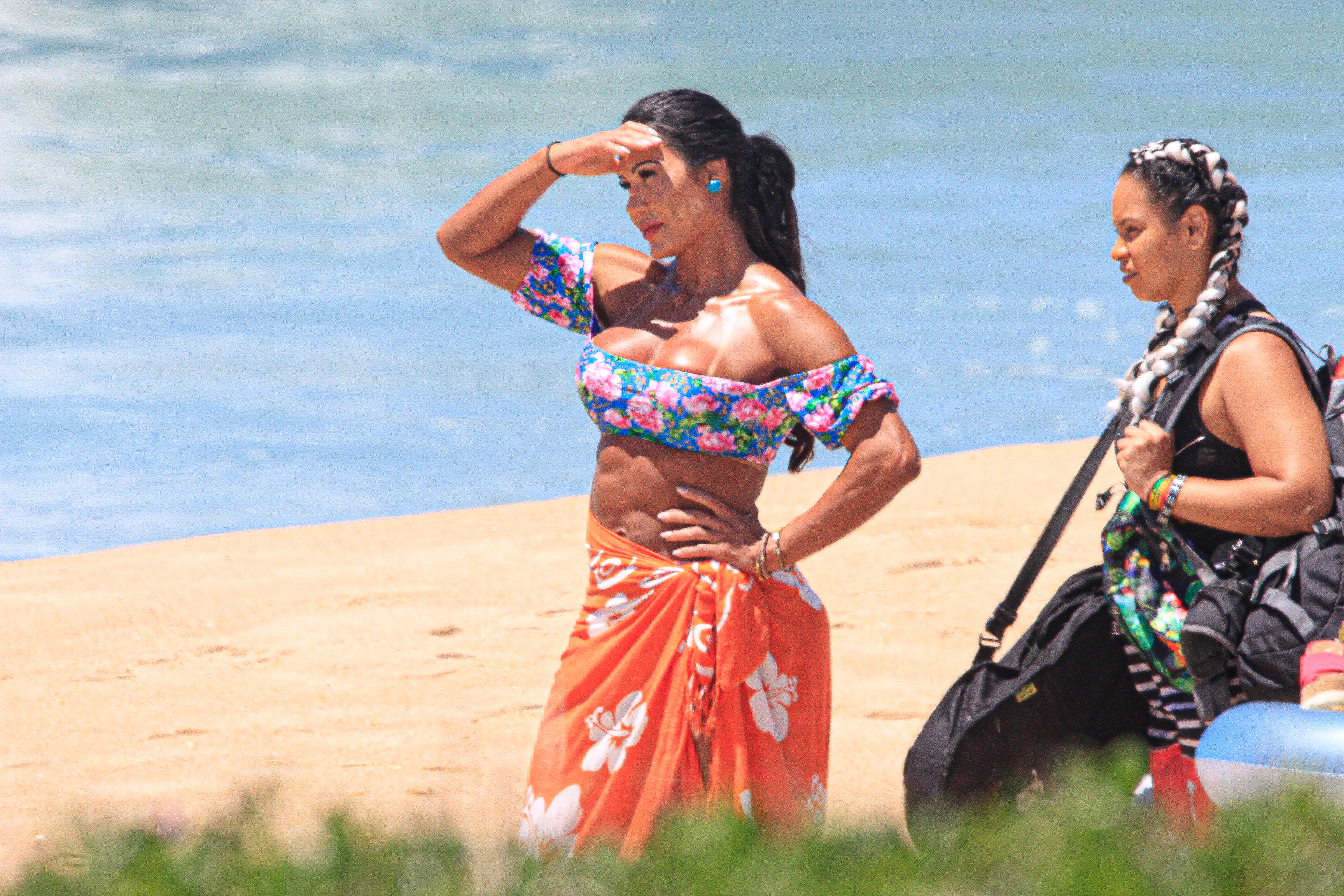 Gracyanne Barbosa grava na praia