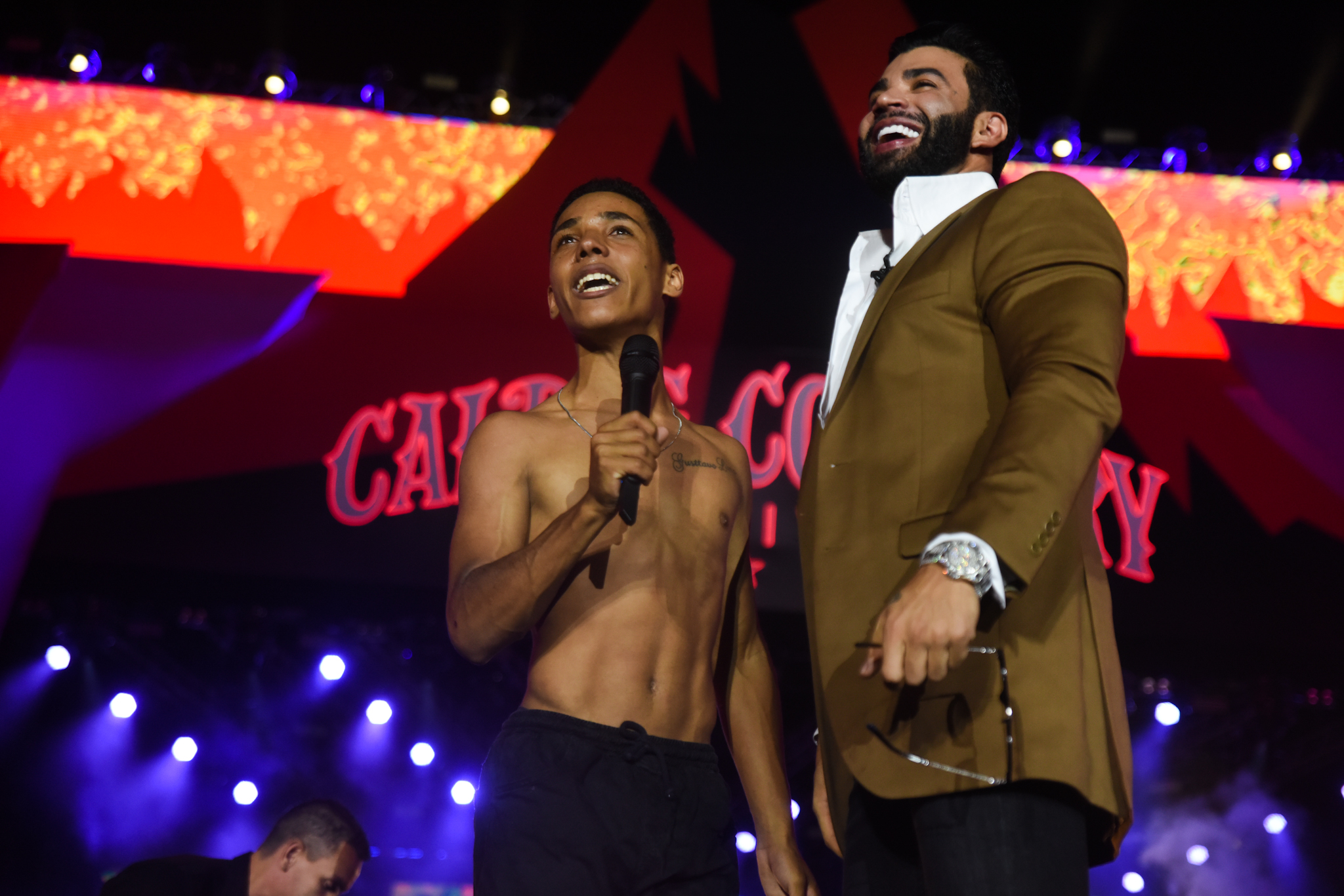 Fã invade palco de Gusttavo Lima