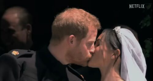 O clipe ainda mostra a cena em que o casal se beijou na saída de seu casamento em maio de 2018. O beijo inclusive, foi uma quebra dos protocolos da monarquia britânica. 